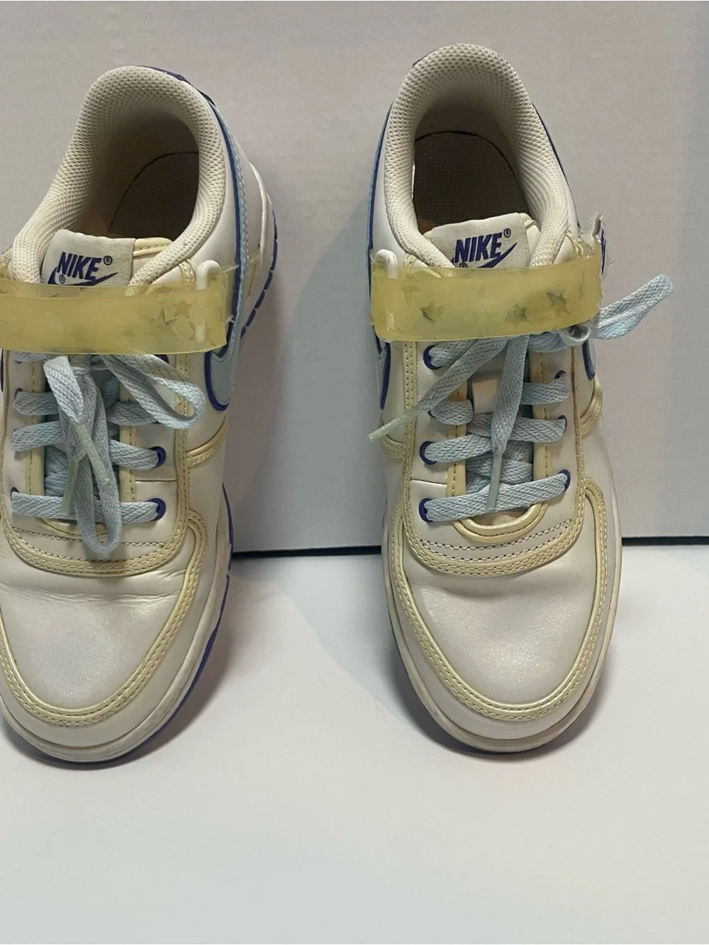 Nike Kids White and Blue Low-Top Sneakers with Light Yellow Accents